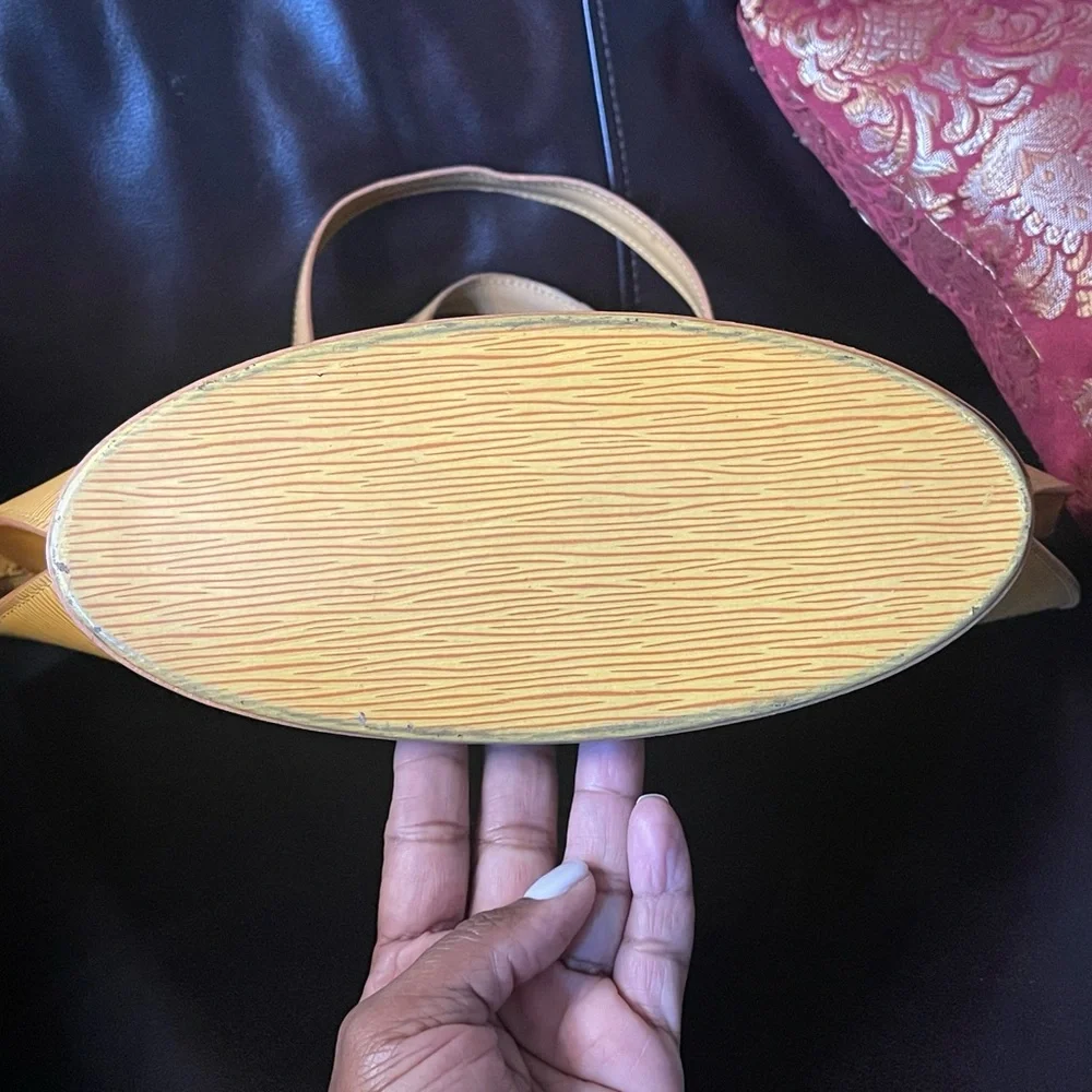 Elegant Louis Vuitton Epi Saint Jacques Tote Bag - Picture 4 of 12